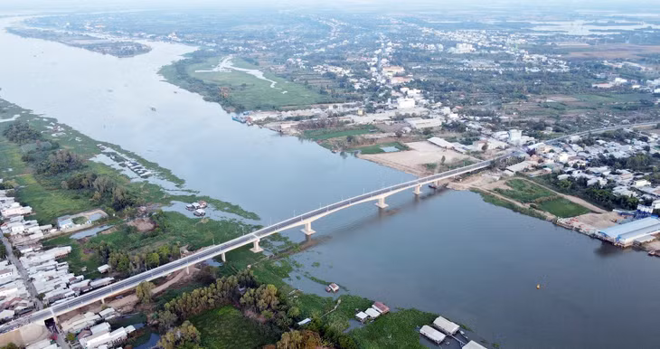 Cầu Châu Đốc được xem là một trong những công trình giao thông trọng điểm của tỉnh An Giang