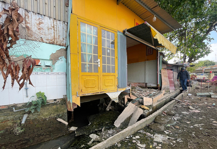 Một căn nhà bị ảnh hưởng đã được di dời người dân sau vụ sụt lún Một căn nhà bị ảnh hưởng đã được di dời người dân sau vụ sụt lún