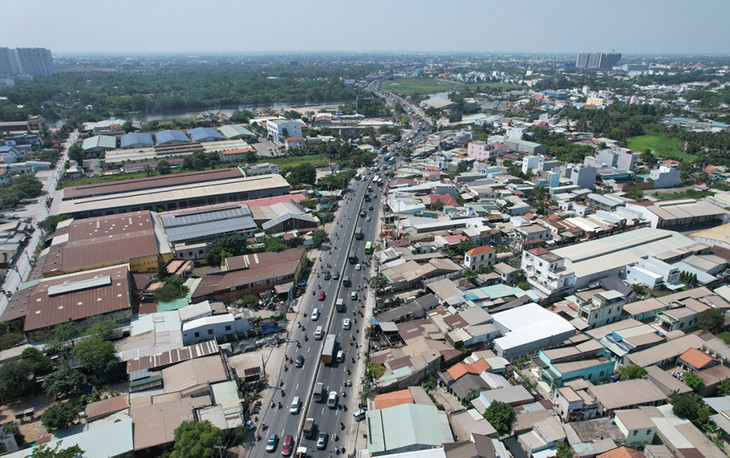 Quốc lộ 1 đoạn từ An Lạc đến ranh tỉnh Long An, huyện Bình Chánh dài 9,4 km, được đề xuất đặt tên Lê Khả Phiêu