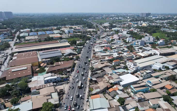 Quốc lộ 1 đoạn từ An Lạc đến ranh tỉnh Long An, huyện Bình Chánh dài 9,4 km, được đề xuất đặt tên Lê Khả Phiêu