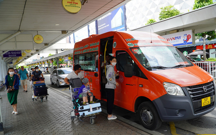 Xe buýt 109 đón khách ở sân bay Tân Sơn Nhất Xe buýt 109 đón khách ở sân bay Tân Sơn Nhất