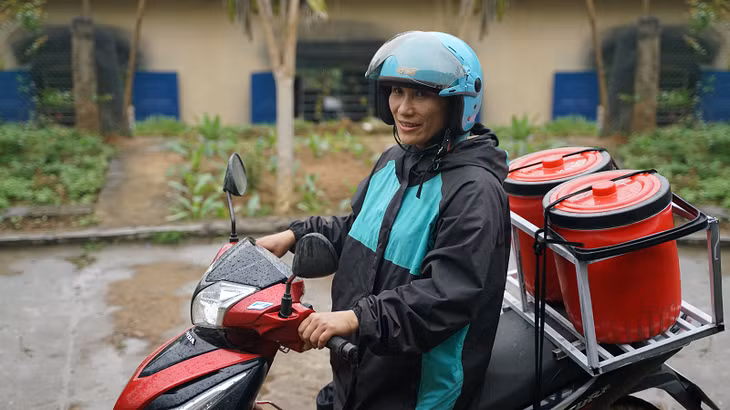 Điểm trường không có bếp nên cô giáo ngày ngày phải đi xa 11km lấy cơm trưa cho các con