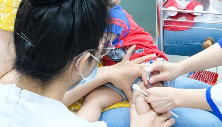 Viện Vệ sinh dịch tễ Trung ương vừa chuyển 500.000 liều vaccine 5 trong 1 tới các Viện Pasteur trên cả nước