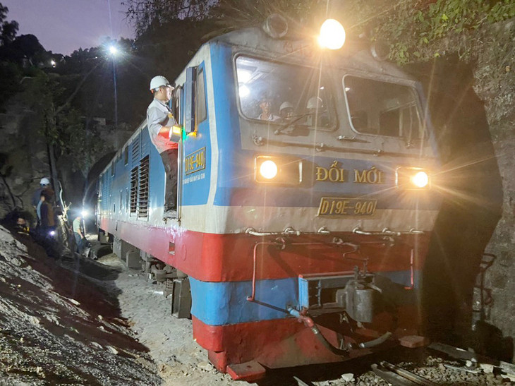 Tàu công trình đang chạy vào thử tải hầm đường sắt Bãi Gió