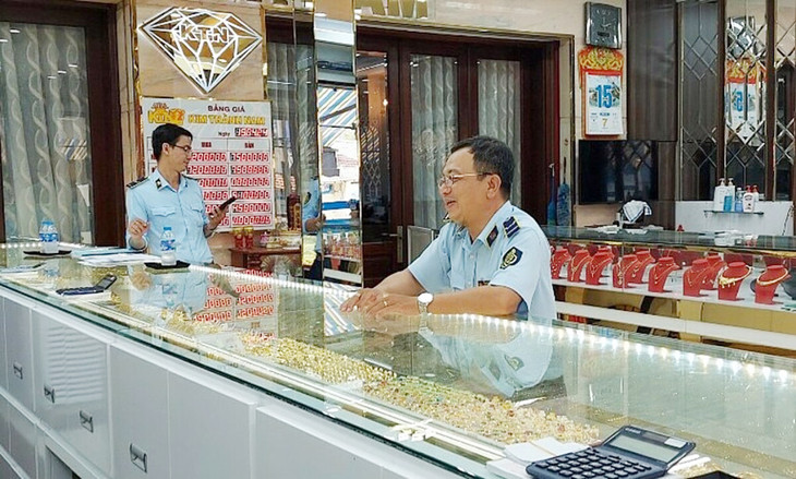 Quản lý thị trường kiểm tra một cửa hàng vàng ở TP.HCM Quản lý thị trường kiểm tra một cửa hàng vàng ở TP.HCM
