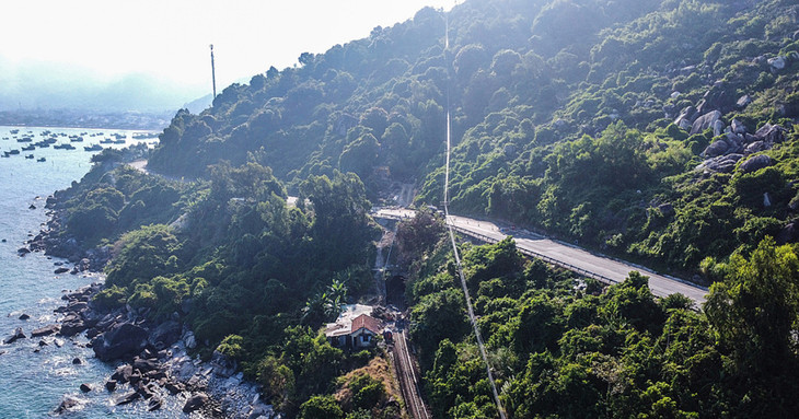 Tuyến đường đèo Cả (Quốc lộ 1) nằm trên hầm đường sắt Bãi Gió