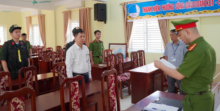 Tống đạt quyết định khởi tố bị can Nông Xuân Bính Tống đạt quyết định khởi tố bị can Nông Xuân Bính