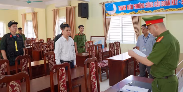 Tống đạt quyết định khởi tố bị can Nông Xuân Bính