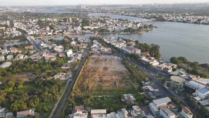 Khu đất hãng dầu rộng hơn 1 ha ở phường Quyết Thắng, trung tâm TP. Biên Hòa, bao quanh là sông Đồng Nai Khu đất hãng dầu rộng hơn 1 ha ở phường Quyết Thắng, trung tâm TP. Biên Hòa, bao quanh là sông Đồng Nai