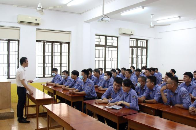 Học viên vào lớp học lái tàu Metro Số 1 Học viên vào lớp học lái tàu Metro Số 1