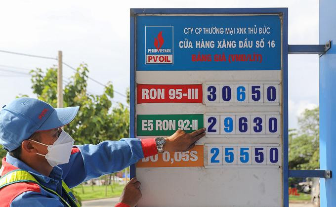 Nhân viên điều chỉnh giá tại cây xăng trên Xa lộ Hà Nội, TP. Thủ Đức (TP.HCM) Nhân viên điều chỉnh giá tại cây xăng trên Xa lộ Hà Nội, TP. Thủ Đức (TP.HCM)