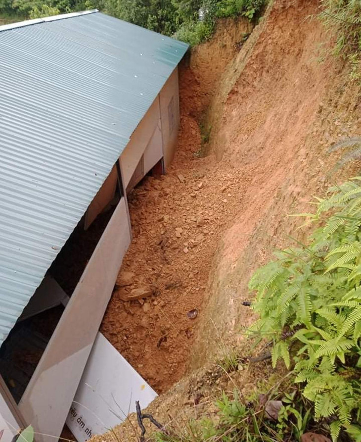 Sạt lở đất làm hư hại Trường Mầm non Nà Hiên, xã Vĩnh Quang, huyện Bảo Lâm, tỉnh Cao Bằng.