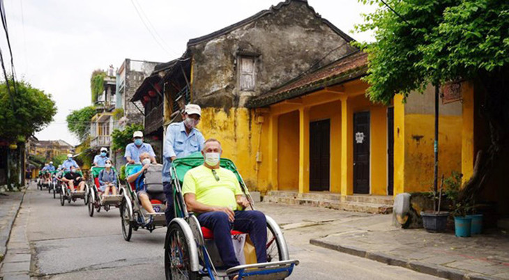 Du khách trải nghiệm phố cổ Hội An