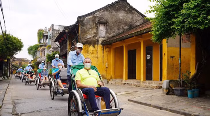 Du khách trải nghiệm phố cổ Hội An Du khách trải nghiệm phố cổ Hội An