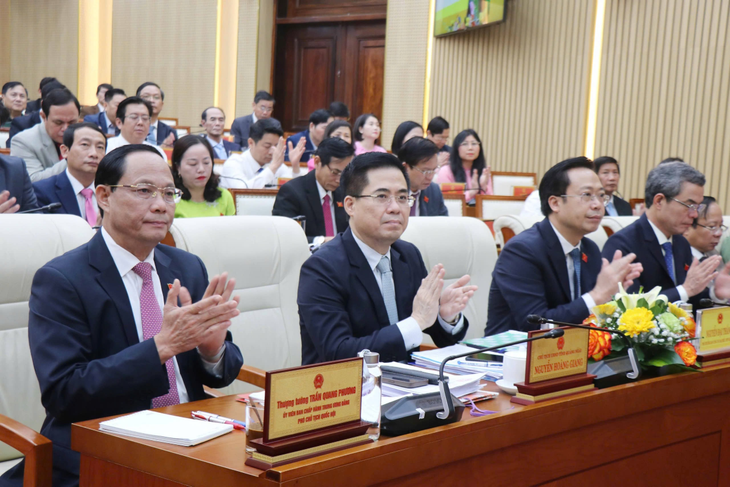 Phó Chủ tịch Quốc hội Trần Quang Phương (bìa trái), ông Nguyễn Hoàng Giang (kế tiếp), Chủ tịch UBND tỉnh Quảng Ngãi tham dự Kỳ họp