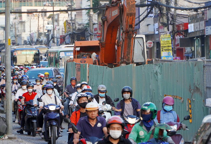 Rào chắn phục vụ thi công trên đường Võ Văn Ngân trong thời gian nhà thầu cũ còn thi công Rào chắn phục vụ thi công trên đường Võ Văn Ngân trong thời gian nhà thầu cũ còn thi công