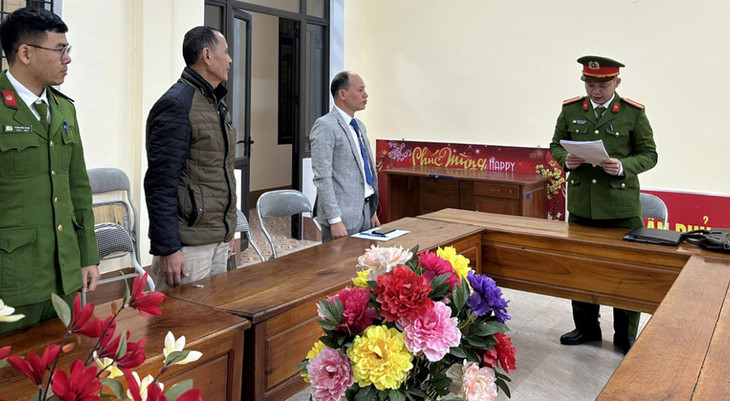 Công an tỉnh Bắc Kạn đọc quyết định khởi tố bị can, ra lệnh cấm đi khỏi nơi cư trú đối với các bị can