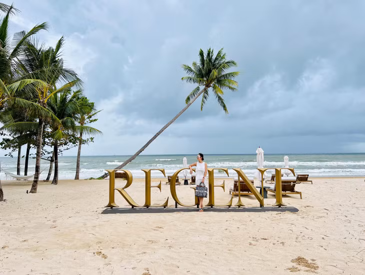 Hoa hậu Jennifer Phạm “thả dáng” trên bãi biển Regent Phu Quoc. Năm 2022, hoa hậu nổi tiếng này cùng gia đình tận hưởng kỳ nghỉ tại Phu Quoc Marina, với những trải nghiệm ấn tượng tại hai khu nghỉ dưỡng: Regent Phu Quoc và Sailing Club Signature Resort Phu Quoc. Hoa hậu Jennifer Phạm “thả dáng” trên bãi biển Regent Phu Quoc. Năm 2022, hoa hậu nổi tiếng này cùng gia đình tận hưởng kỳ nghỉ tại Phu Quoc Marina, với những trải nghiệm ấn tượng tại hai khu nghỉ dưỡng: Regent Phu Quoc và Sailing Club Signature Resort Phu Quoc.