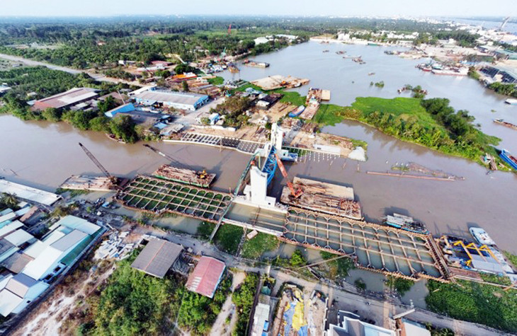 Cống trên kênh Nguyễn Tấn Thành (Châu Thành, Tiền Giang) phải đóng sớm hơn một tuần để ngăn mặn, trữ ngọt