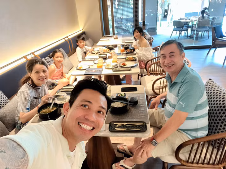 Ba thế hệ trong gia đình doanh nhân Minh Nhựa đang dùng bữa tại Regent Phu Quoc (Ảnh: FB Phạm Trần Nhật Minh) Ba thế hệ trong gia đình doanh nhân Minh Nhựa đang dùng bữa tại Regent Phu Quoc (Ảnh: FB Phạm Trần Nhật Minh)