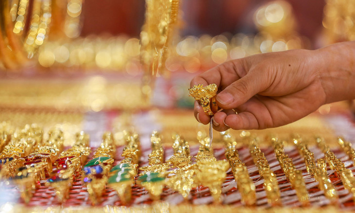 Người dân mua vàng, vàng SJC, trang sức tại tiệm vàng ở quận Bình Thạnh Người dân mua vàng, vàng SJC, trang sức tại tiệm vàng ở quận Bình Thạnh