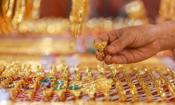 Người dân mua vàng, vàng SJC, trang sức tại tiệm vàng ở quận Bình Thạnh