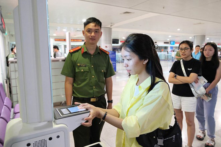 Hành khách làm thủ tục xuất nhập cảnh tự động ở sân bay Tân Sơn Nhất Hành khách làm thủ tục xuất nhập cảnh tự động ở sân bay Tân Sơn Nhất