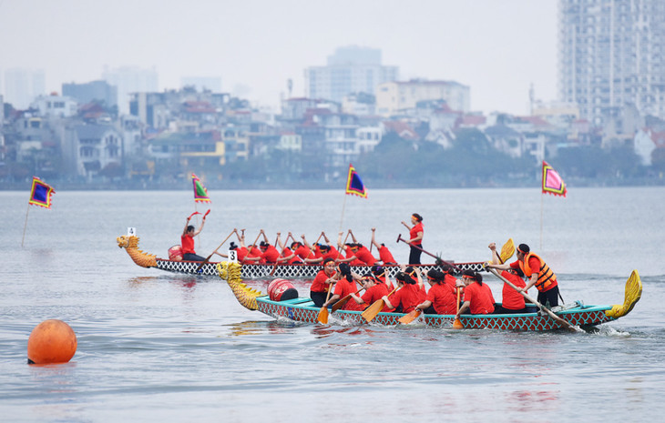 Đua thuyền là một trong các hoạt động được phép tổ chức ở Hồ Tây. Trong ảnh là lễ hội đua thuyền rồng ở Hồ Tây