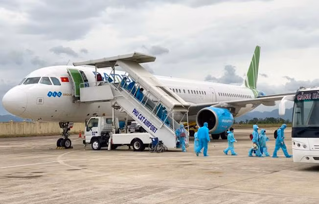 Công dân Bình Định ở TP.HCM được chính quyền địa phương đón về quê tránh dịch bằng máy bay miễn phí