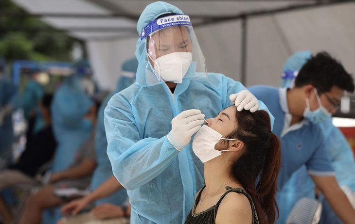 Nhân viên y tế lấy mẫu xét nghiệm cho người dân ở khu đô thị Linh Đàm, quận Hoàng Mai