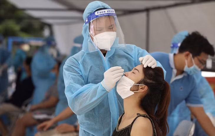 Nhân viên y tế lấy mẫu xét nghiệm cho người dân ở khu đô thị Linh Đàm, quận Hoàng Mai