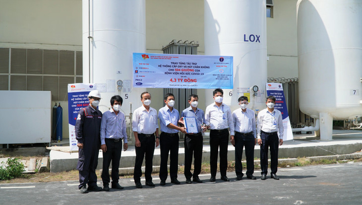 Ông Trần Xuân Điền - Bí thư Đảng ủy Khối cơ sở Bộ Công Thương tại TP.HCM (thứ 4 từ trái sang) cùng các đơn vị tài trợ trao tặng hệ thống oxy và hút chân không tại Bệnh viện Hồi sức Covid-19 Ông Trần Xuân Điền - Bí thư Đảng ủy Khối cơ sở Bộ Công Thương tại TP.HCM (thứ 4 từ trái sang) cùng các đơn vị tài trợ trao tặng hệ thống oxy và hút chân không tại Bệnh viện Hồi sức Covid-19