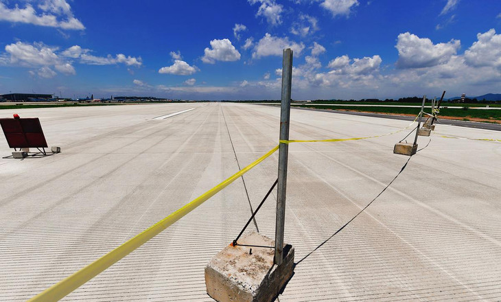 Đường băng mới ở Cảng hàng không quốc tế Nội Bài (Hà Nội) được chăng dây phong toả nhiều ngày qua. Đường băng mới ở Cảng hàng không quốc tế Nội Bài (Hà Nội) được chăng dây phong toả nhiều ngày qua.