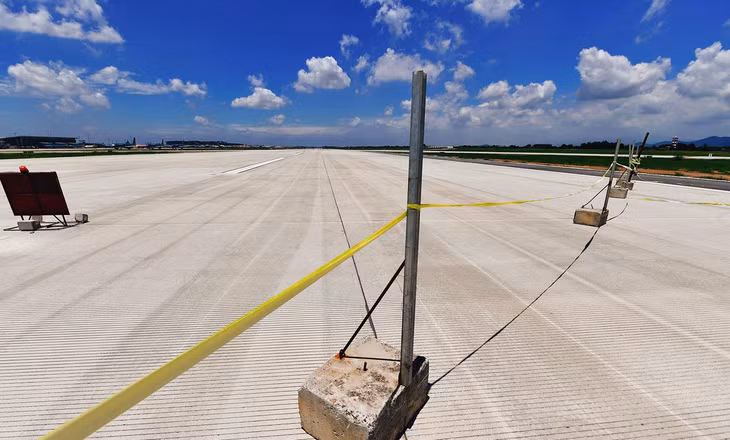 Đường băng mới ở Cảng hàng không quốc tế Nội Bài (Hà Nội) được chăng dây phong toả nhiều ngày qua.