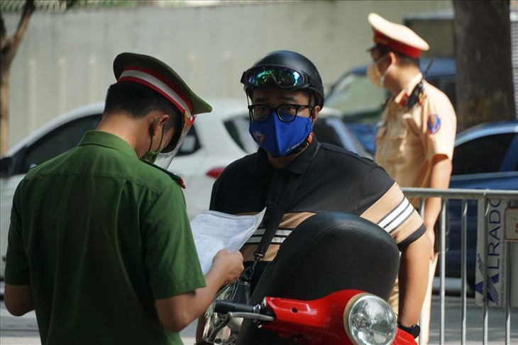 Các tổ công tác tập trung cắm chốt trên những tuyến phố chính để kiểm tra, kiểm soát người và phương tiện đi lại. Mục đích của tổ công tác là không để người không có lý do chính đáng ra khỏi nhà, tham gia giao thông, vi phạm quy định về giãn cách xã hội theo Chỉ thị số 17/CT-UBND của Ủy ban Nhân dân thành phố Hà Nội.