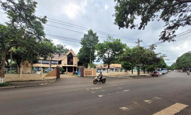 Trụ sở Sở Xây dựng nằm trên đường Hùng Vương, cách ngã Sáu TP. Buôn Ma Thuột khoảng 200m