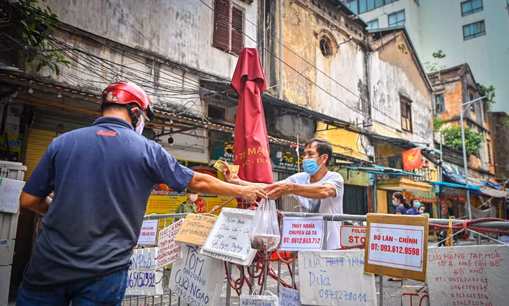 Chợ Hàng Bè với khuôn viên chỉ kéo dài độ trăm mét nhưng nằm giữa khu phố cổ ngay sát hồ Gươm, được biết đến như một khu "chợ nhà giàu" cùng rất nhiều đồ ăn chế biến sẵn và nhiều thực phẩm tươi ngon với giá cả tương đối đắt đỏ.