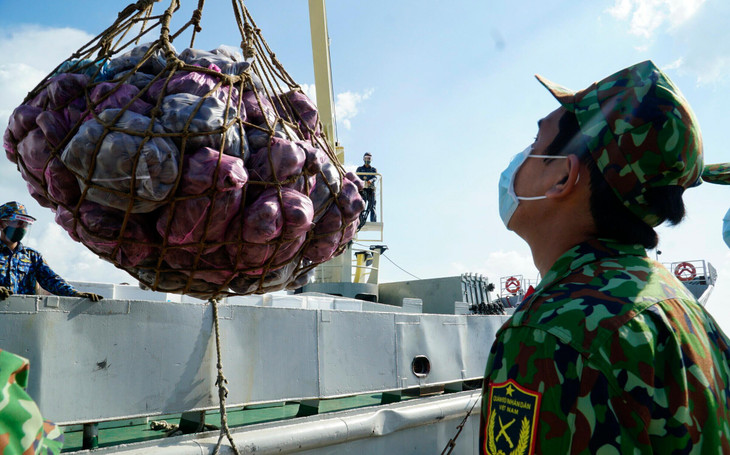 Tàu Hải quân chở 30 tấn hàng cứu trợ từ miền Tây về TP.HCM