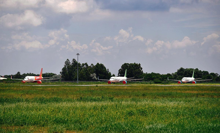 Hai chiếc máy bay Bamboo và một Vietjet đậu ở góc xa lẻ loi do đã hết slot đỗ gần nhà ga và đường băng. Hai chiếc máy bay Bamboo và một Vietjet đậu ở góc xa lẻ loi do đã hết slot đỗ gần nhà ga và đường băng.