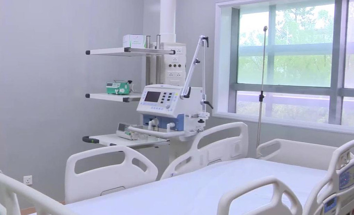 Một giường bệnh được lắp đặt nhiều máy móc hiện đại phục vụ công tác điều trị