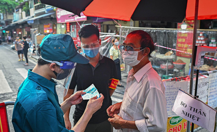 Tại khu vực cửa ra vào chợ tại phố Hàng Bè, người dân vẫn có thể vào bên trong với sự giám sát của lực lượng chức năng, tại đây mọi người sẽ được yêu cầu xuất trình phiếu vào chợ theo đúng khu vực đã được ghi trên phiếu, các trường hợp từ nơi khác sẽ không được phép vào bên trong và phải ra về.
