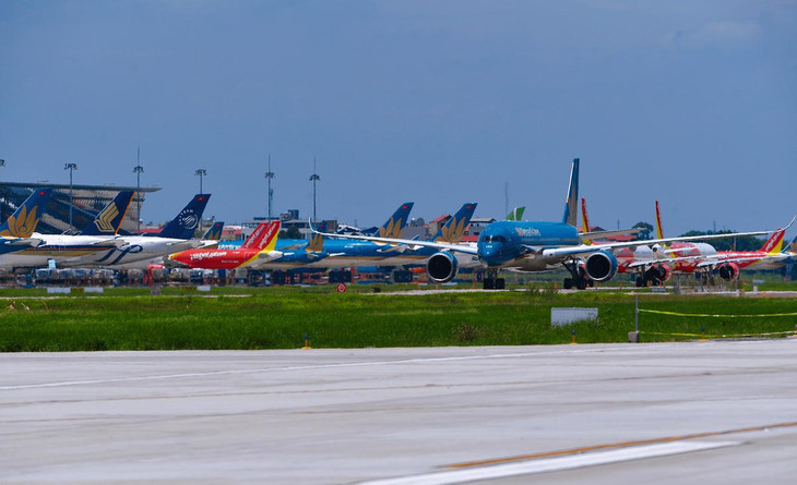 Theo báo cáo của ngành hàng không, tháng 7 vừa qua với các hãng hàng không Việt Nam khó khăn không kém tháng 4/2020, giai đoạn ảm đạm nhất của ngành trong năm 2020 khi dịch Covid-19 lần đầu bùng phát mạnh tại Việt Nam. Theo báo cáo của ngành hàng không, tháng 7 vừa qua với các hãng hàng không Việt Nam khó khăn không kém tháng 4/2020, giai đoạn ảm đạm nhất của ngành trong năm 2020 khi dịch Covid-19 lần đầu bùng phát mạnh tại Việt Nam.