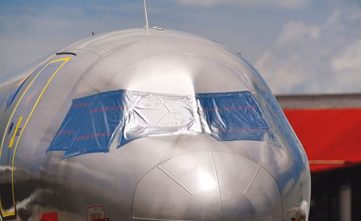 Một chiếc máy bay của Pacific Airlines bịt kín kính lái, tránh nắng chiếu vào cabin. Cả tháng 7, hãng bay thành viên của Vietnam Airlines này chỉ khai thác 37 chuyến, giảm 76,4% so với tháng trước và giảm 97,6% so với cùng kỳ.