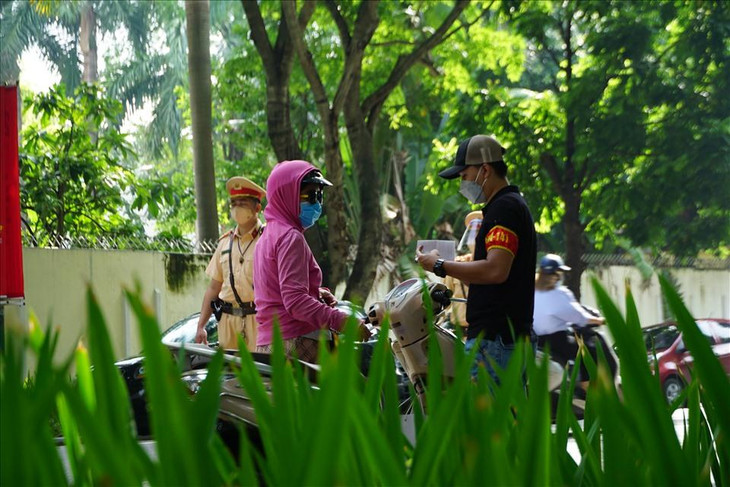 Ngoài làm nhiệm vụ trên các tuyến đường với quyết tâm cao kiểm soát chặt lượng người tham gia lưu thông trên đường để thực hiện nghiêm quy định giãn cách xã hội, tổ công tác cũng kiểm tra, xử lý các trường hợp vi phạm lỗi trật tự an toàn giao thông.