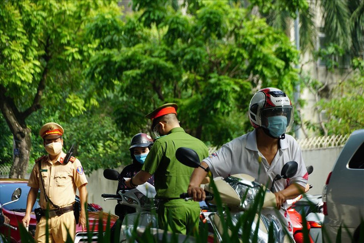 Bắt đầu từ 8h sáng 17.8, lực lượng liên ngành gồm 15 cán bộ chiến sĩ từ phòng CSGT, Trung đoàn Cảnh sát cơ động, phòng Cảnh sát hình sự và phòng Cảnh sát điều tra tội phạm về ma túy bắt đầu nhiệm vụ.