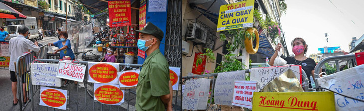 Phía bên trong, các hoạt động mua bán vẫn diễn ra bình thường, các tiểu thương đa phần đã tạo các tấm chắn nilon quanh quầy hàng. Với khu vực bên ngoài phố Hàng Bè cũng được tận dụng gắn các biển quảng cáo giống như cổng phía Cầu Gỗ.