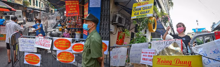 Phía bên trong, các hoạt động mua bán vẫn diễn ra bình thường, các tiểu thương đa phần đã tạo các tấm chắn nilon quanh quầy hàng. Với khu vực bên ngoài phố Hàng Bè cũng được tận dụng gắn các biển quảng cáo giống như cổng phía Cầu Gỗ.