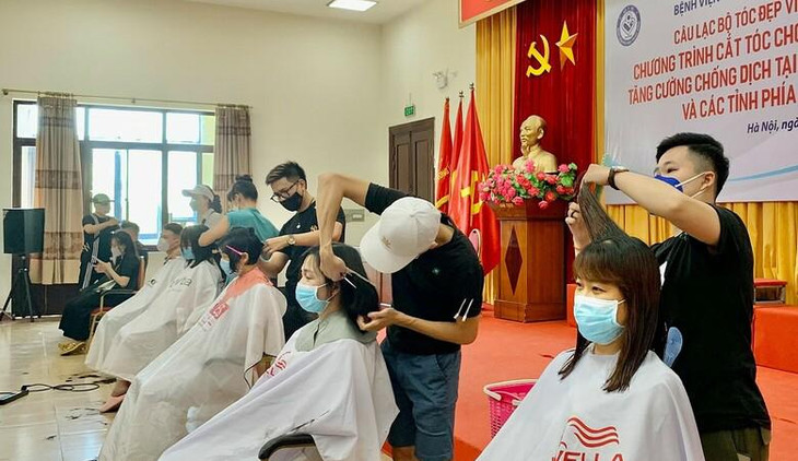 Các y bác sĩ Bệnh viện Phụ sản Trung ương cắt tóc trước khi chi viện miền Nam