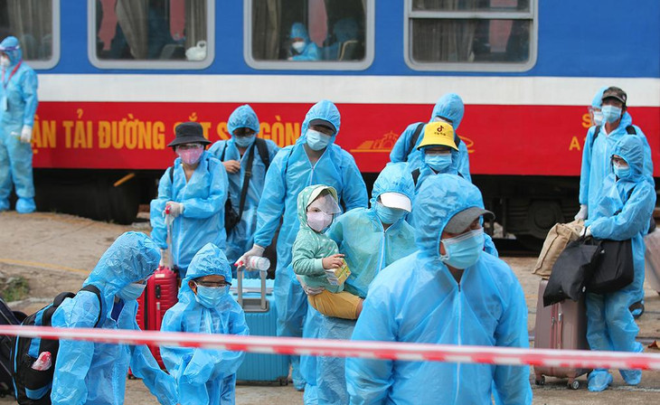 Nhiều người Quảng Trị được đón về quê là trẻ em, phụ nữ mang thai, người già