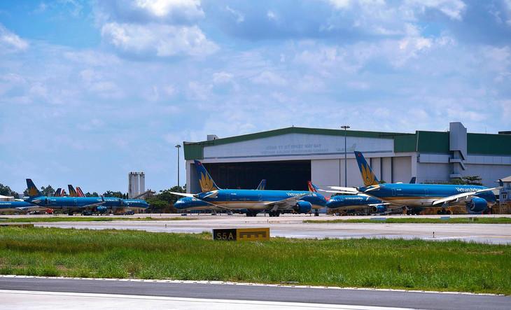 Ngoài ra, máy bay của hãng này còn đậu dày đặc ở "góc tập kết" của Trung tâm sửa chữa máy bay - Vaeco, bên cạnh sân bay. Ngoài ra, máy bay của hãng này còn đậu dày đặc ở "góc tập kết" của Trung tâm sửa chữa máy bay - Vaeco, bên cạnh sân bay.